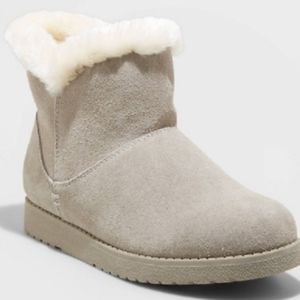 Universal Thread short shearling-style boots Gray Size 5